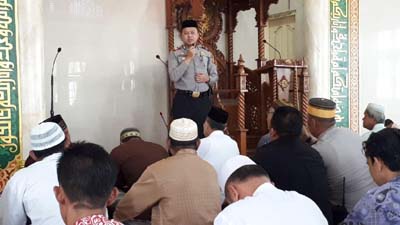 Sampaikan Pesan-pesan Kantibmas Kapolsek Payung Sekaki Kunjungi Masjid As-Syakirin